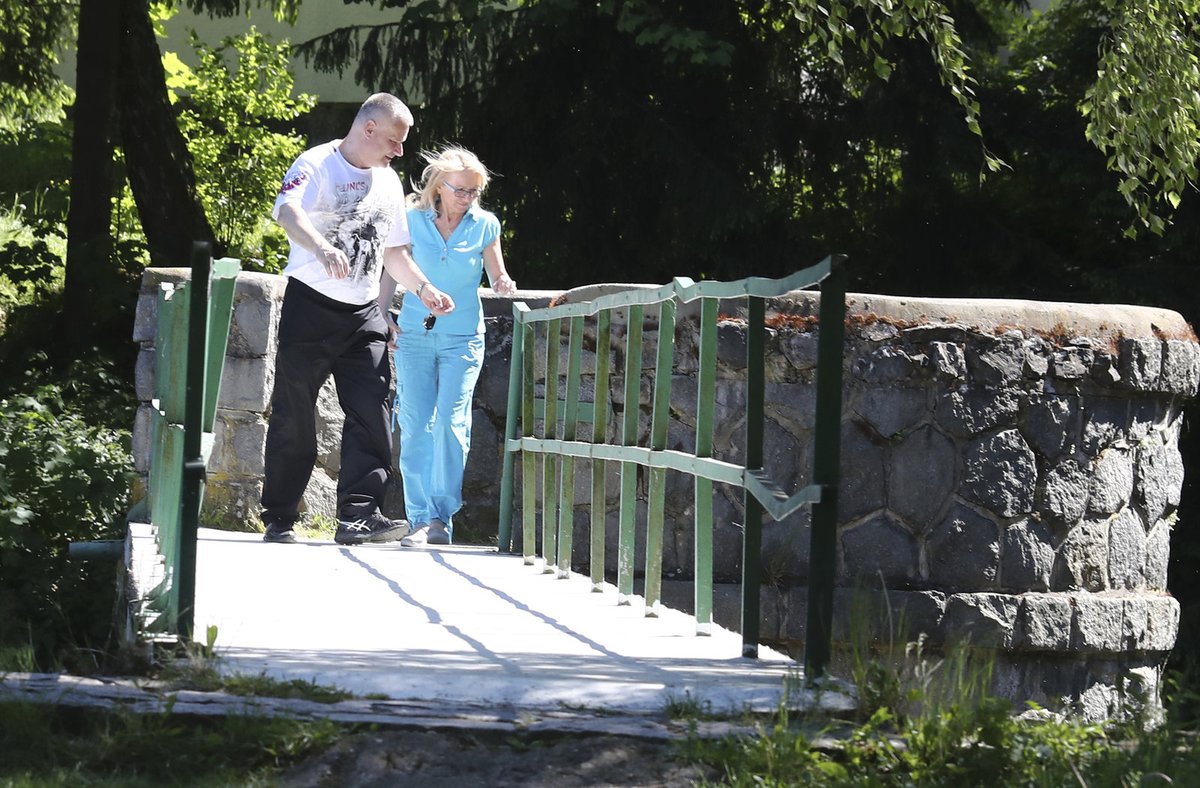 Jiří Kajínek s přítelkyní Magdou pár chvil před sobotní návštěvou jeho sestry.