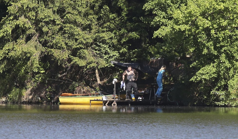 Na břehu rybníka Peklo si Kajínek zarybařil a také společně s přítelkyní a sestrou grilovali.