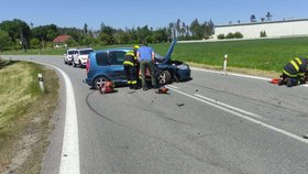 2023: Kajínkův vůz škodovku nabořil v protisměru.