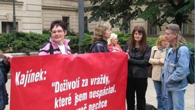 Sestra Jiřího Kajínka Miluše (zcela vpravo) při demonstraci za propuštění bratra před úřadem vlády 21. září 2005.