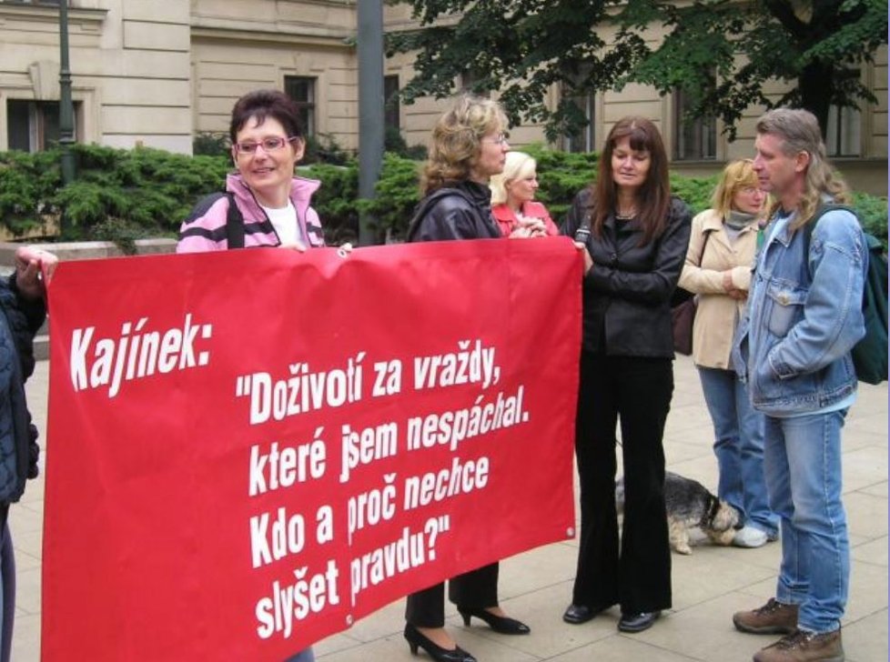 Sestra Jiřího Kajínka Miluše (zcela vpravo) při demonstraci za propuštění bratra před úřadem vlády 21. září 2005.