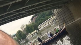 Na Instagramu se objevila fotografie, která zachycuje Jiřího Kajínka na romantické projížďce po Vltavě.