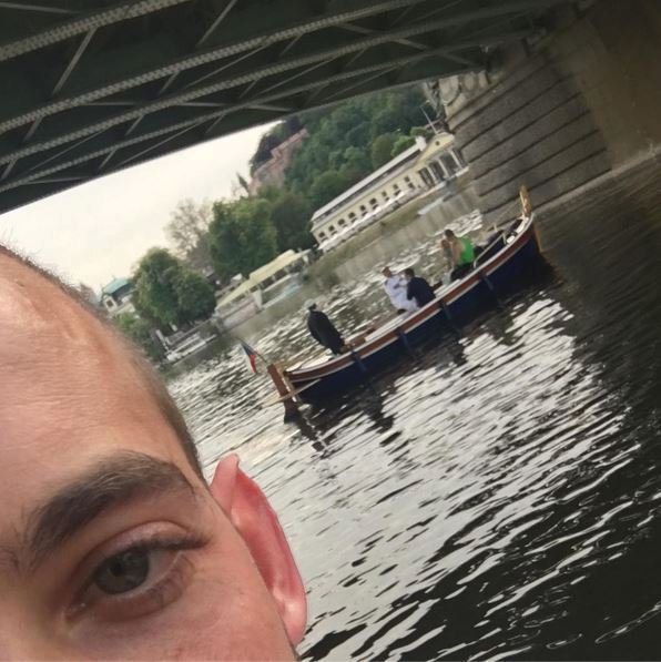 Na Instagramu se objevila fotografie, která zachycuje Jiřího Kajínka na romantické projížďce po Vltavě.