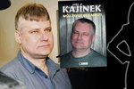 Kajínek ve své autobiografii naznačil sex s učitelkou, která ho dříve neměla ráda.