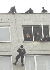 Chodounská ukazuje přeříznutí policejního lana při rekonstrukci.