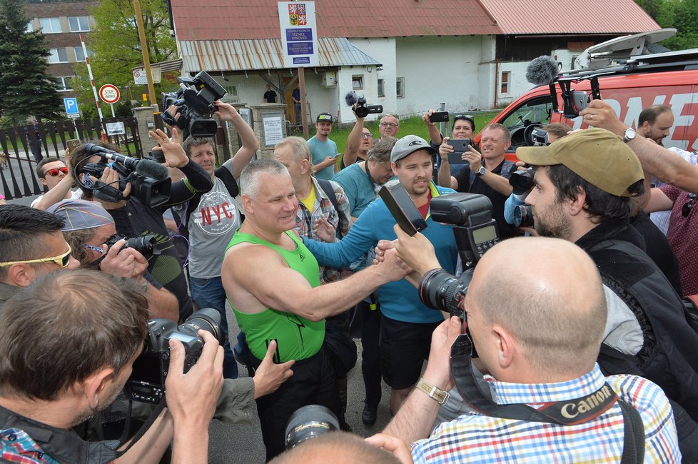 Jiří Kajínek poté, co odešel z věznice.