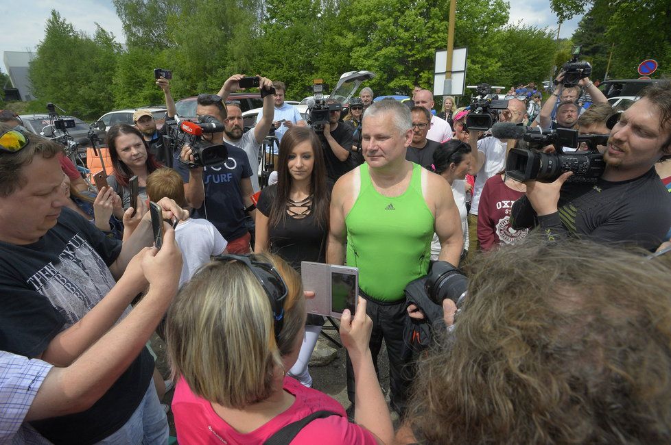 Jiřího Kajínka očekávali před věznicí davy fanoušků i novinářů.
