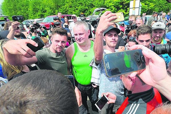 Selfie, prosím. O fotku s Kajínkem stála řada lidí.