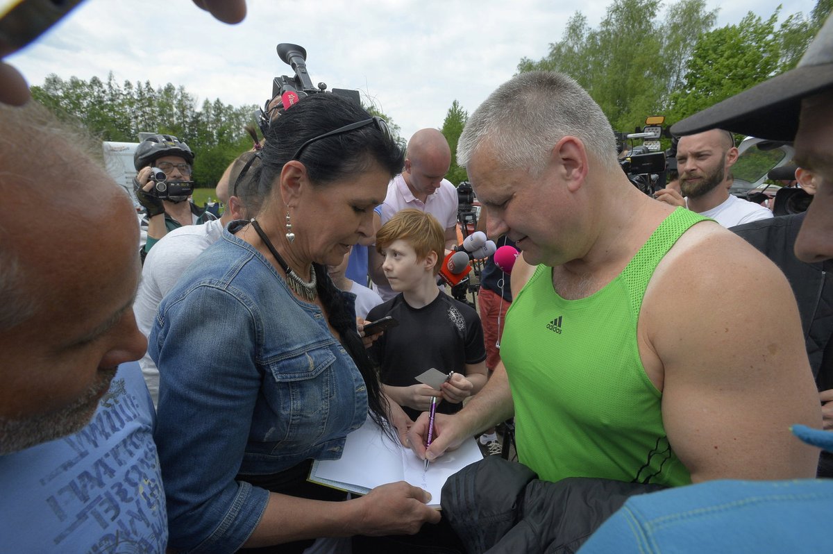 Jiřího Kajínka očekávali před věznicí davy fanoušků i novinářů.