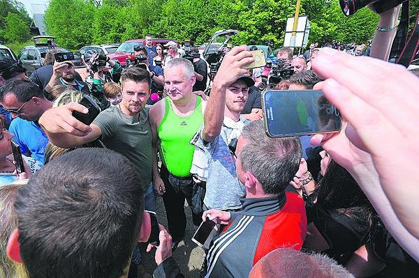 Jiří Kajínek po propuštění z věznice. Každý si chtěl udělat selfie.