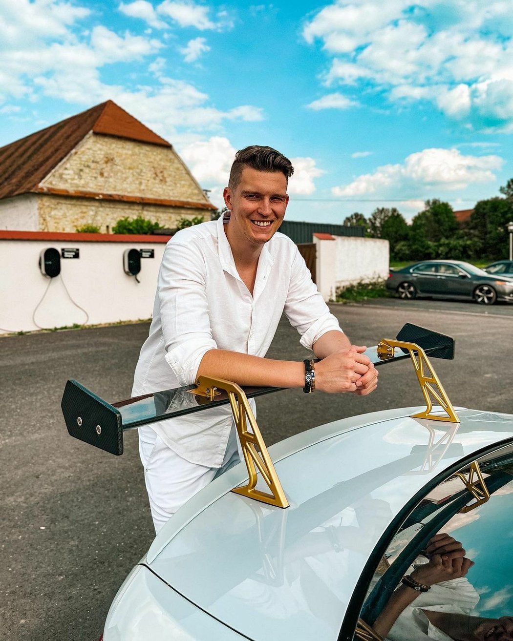 Synovec Jaromíra Jágra Jiří Kalla miluje krásné automobily.