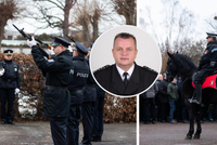 Rodina, přátelé i kolegové se rozloučili s expolicistou Jiřím Karáskem: Sbohem na melodii z Chobotnice