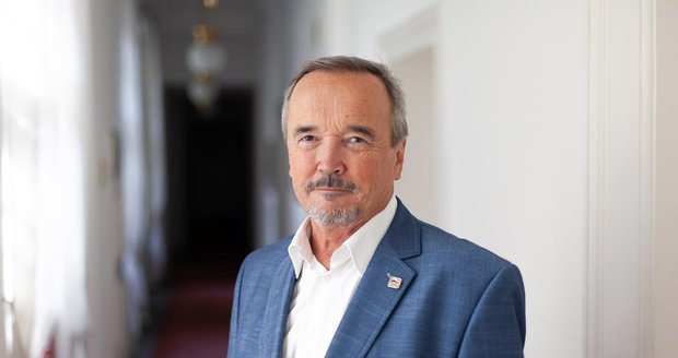 Poslanci Kobzovi uhynuli psi v autě. Prověří to policie, ve Stačilo! chtějí jeho konec