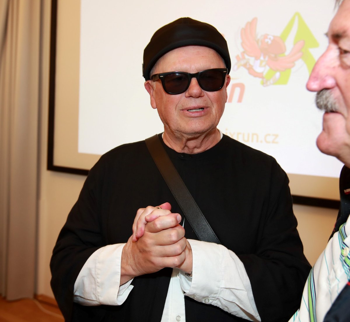 Jiří Korn jako módní ikona ve svých 73 letech. 