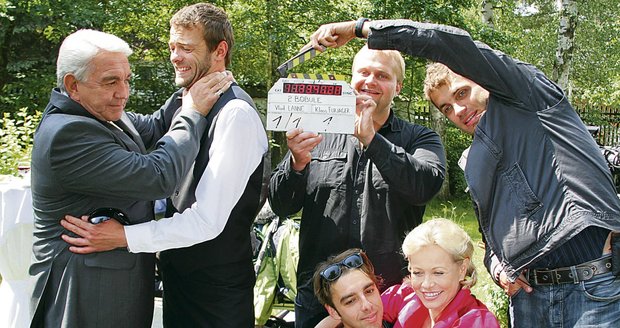 V objetí režisér z Ruska Vlad Lanné a Jana Švandová. Vpravo se nad první klapkou sklání producent Adam Dvořák.