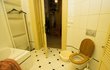 Někdejší byt Jiřího Krampola v Pařížské: Toaleta a koupelna byly v jedné místnosti.
