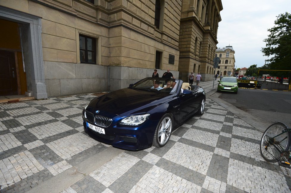 Jiří Krampol s manželkou Hanou přijeli na oslavu luxusním kabrioletem BMW.