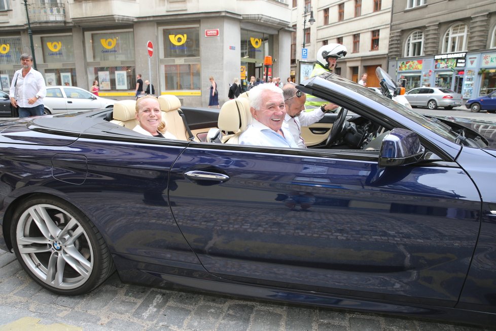 Jiří Krampol s manželkou Hanou přijeli na oslavu v BMW.