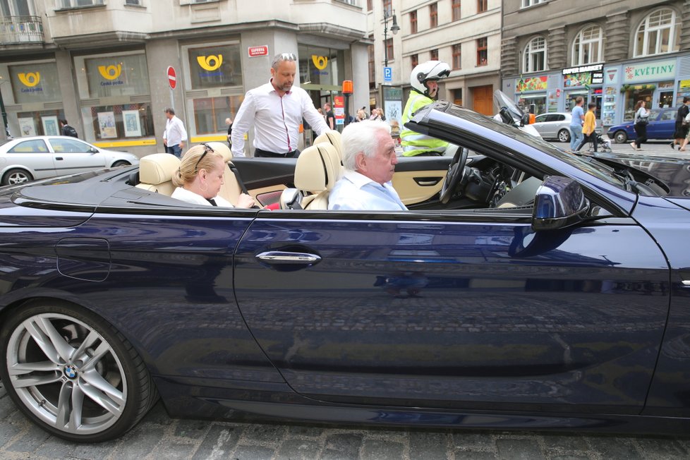 Jiří Krampol s manželkou Hanou přijeli na oslavu luxusním kabrioletem BMW.