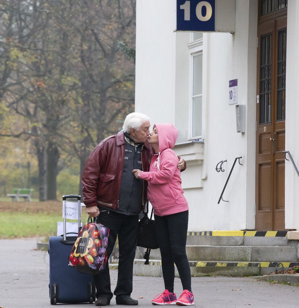 Jiří Krampol vyzvedl manželku Hanku z Bohnic.