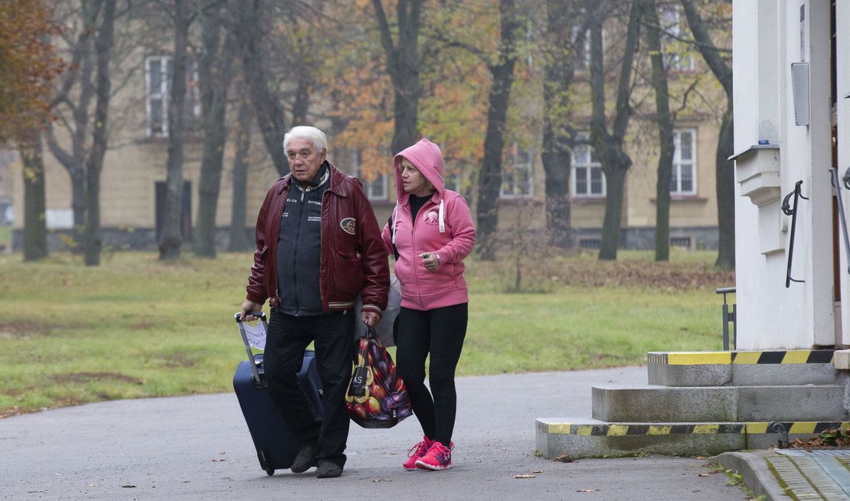 Jiří Krampol vyzvedl manželku Hanku z Bohnic