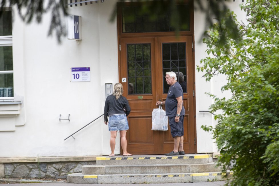 Srpen 2019 - Jirka Krampol nese věci Hance, která se zabydluje v bohnické léčebně.