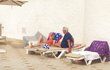 Hana Krampolová v plavkách na pláži v Tunisku. Nepřestala ani s kouřením.