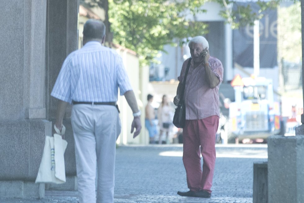 Herec na chodníku dlouho telefonoval