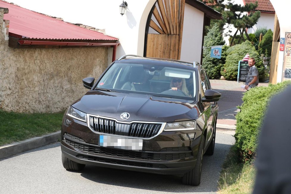 Rozloučení s Hanou Krampolovou se konalo v podniku Šárky Grossové (na snímku za volantem).