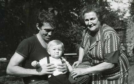 1976: Jirka se synem Jiříčkem a svou maminkou.
