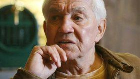 Podle herce Jiřího Krampola je zvýšení důchodů o 40 korun urážkou starých lidí.