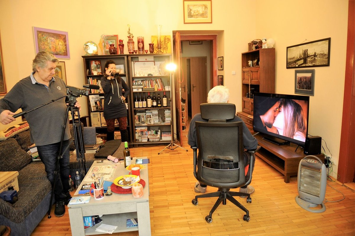 Filmaři proměnili hercův pokoj ve studio.