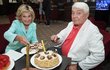 Jiří Krampol slavil 83. narozeniny: Zuzana Bubílková mu pomáhala rozkrájet dort