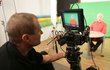 Jiří Krampol je skutečný profesionál. Během tříhodinového natáčení je téměř k neutahání. Točí se několik spotů z různých pohledů a v různém oblečení…