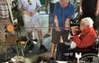 Herec Jiří Krampol foukal sklo ze sklářské píšťaly. Herec Jiří Krampol foukal sklo ze sklářské píšťaly.