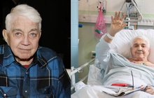 Škatulata, hejbejte se! Jiří Krampol (85) si pár dní pobyl ve Všeobecné fakultní nemocnici na Karlově náměstí na ARO i na metabolickém oddělení. A už ho zase odlifrovali do Nemocnice Na Františku, kde je herec jako doma. Zřejmě zde budou léčit jeho nemocné ledviny.