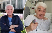 O víkendu se předávkoval léky a skončil v bezvědomí v nemocnici! Jiřímu Krampolovi (85) už je ale lépe a včera ho ve Všeobecné fakultní nemocnici přeložili na dermatovenerologickou kliniku, kde lékaří řeší kožní choroby.