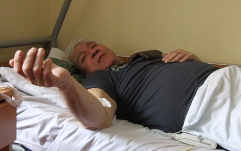 Vyčerpaný Jiří Krampol skončil v nemocnici. Odebrali mu krev a dostal kapačku, od toho má rozpíchanou paži.