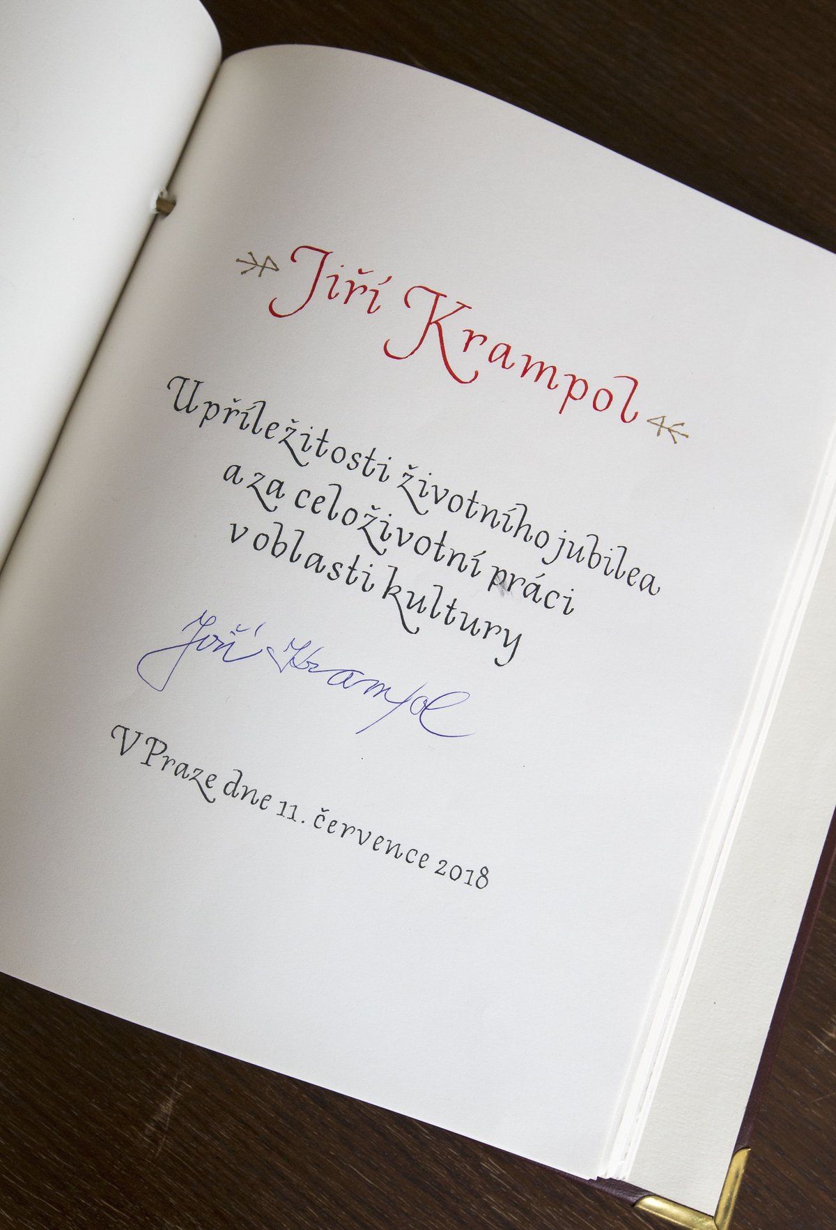 Od starosty Prahy 3 dostal knihu o Belmondovi