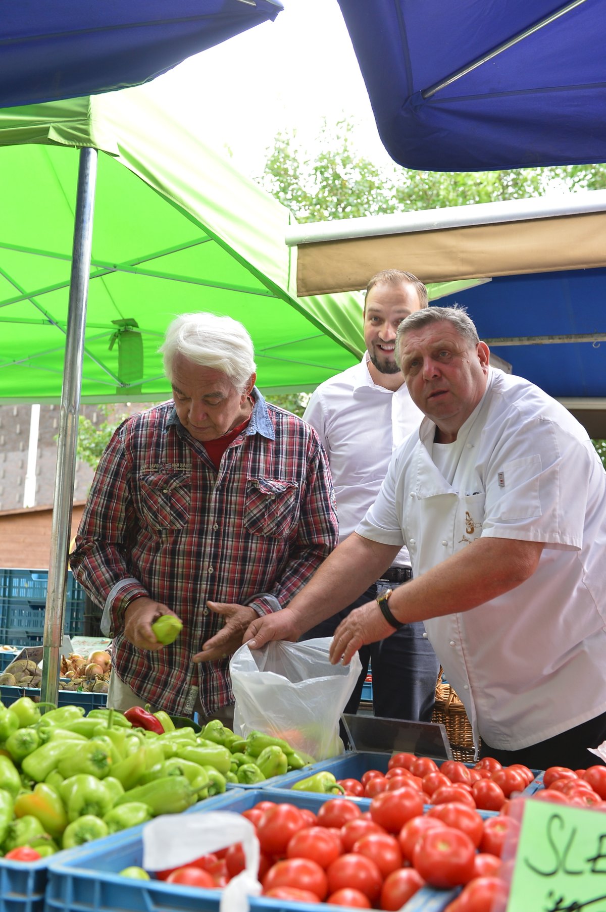 Jirka vybíral papriky a rajčata, protože Sapík rád využívá sezonní zeleninu.