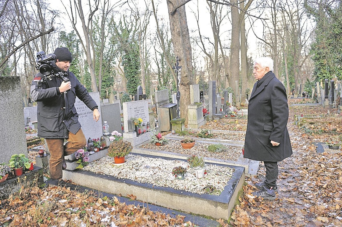 Jiří Krampol u hrobu Hanky