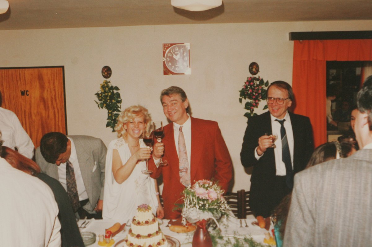 Ženichovi bylo 55 a nevěstě 32 let. Za svědka jim šel Miloslav Šimek.