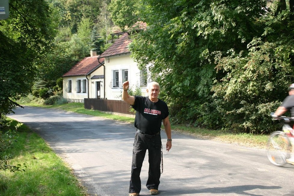 Jiří Krampol s manželkou Hankou na chalupě