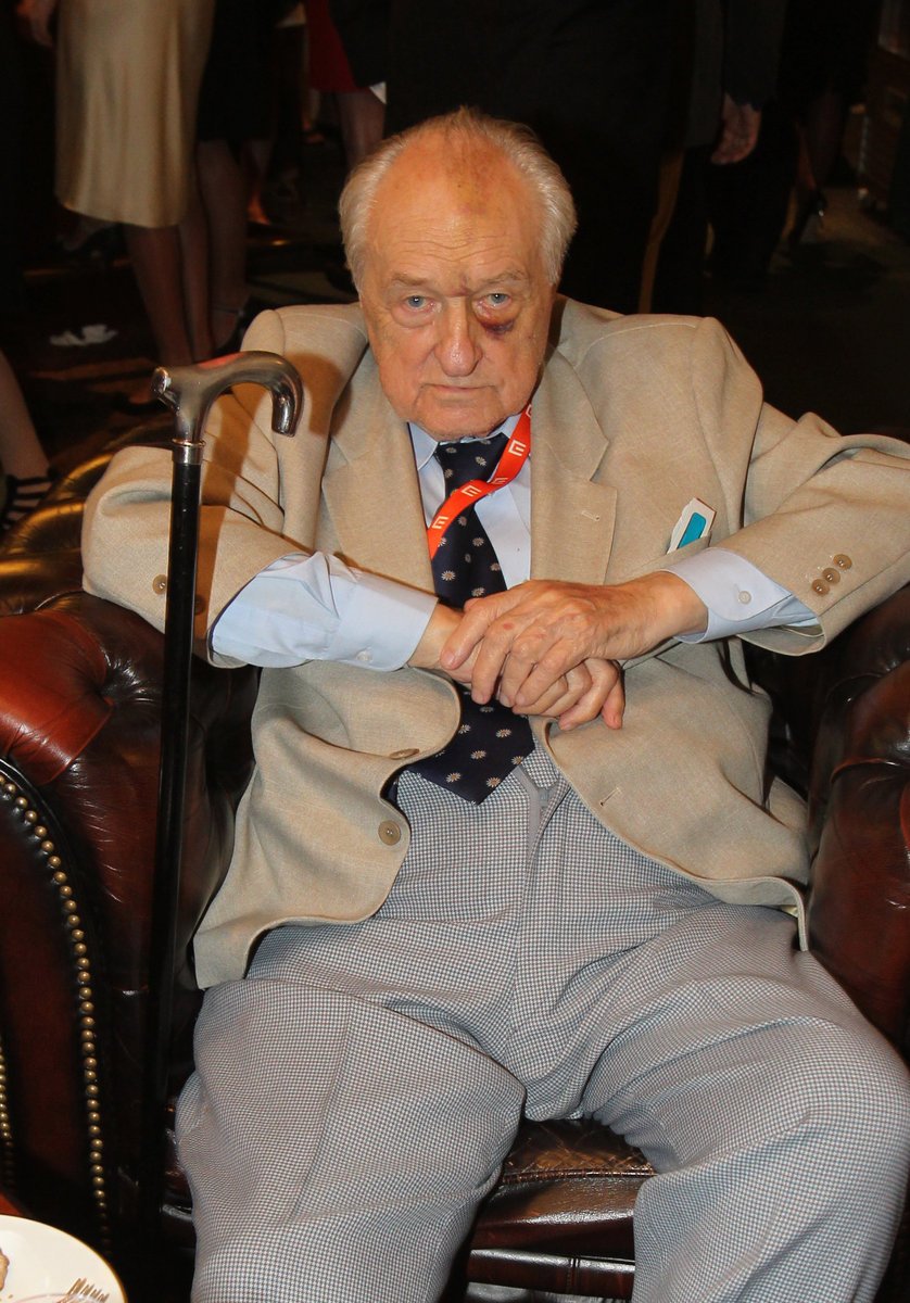 Režiséra Jiřího Krejčíka (93) zdobil monokl pod okem. „Upadl jsem,“ vyprávěl.