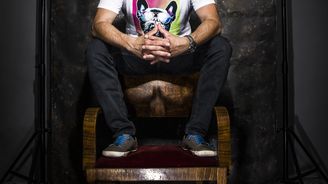 Při skládání hudby nevnímám čas. Ostrava je mega velká houpačka, říká hudebník a bavič Jiří Krhut Při skládání hudby nevnímám čas. Ostrava je mega velká houpačka, říká hudebník a bavič Jiří Krhut