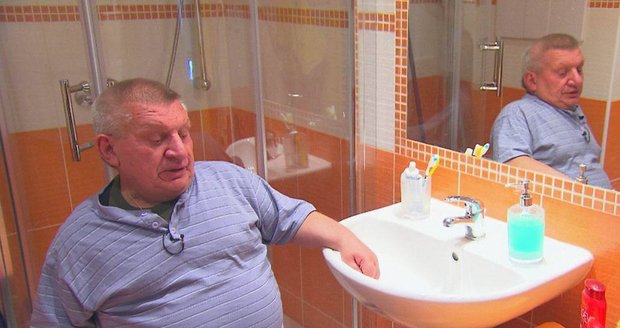 Svůj tajný byt si herec vybavil novou koupelnou s pohodlným sprchovým koutem