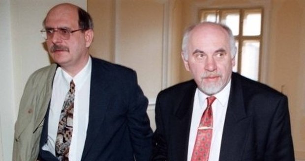 Jiří Kulvejt, soudce, který zemřel v budově Vrchního soudu v Praze (vlevo, spolu s Petrem Rychetským)