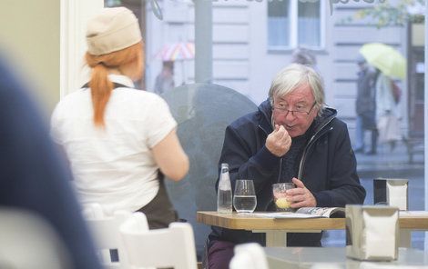 Jiří Lábus má zvýšený cukr. Přesto ho velmi často můžete potkat v některé z pražských kaváren, jak si dává něco sladkého!