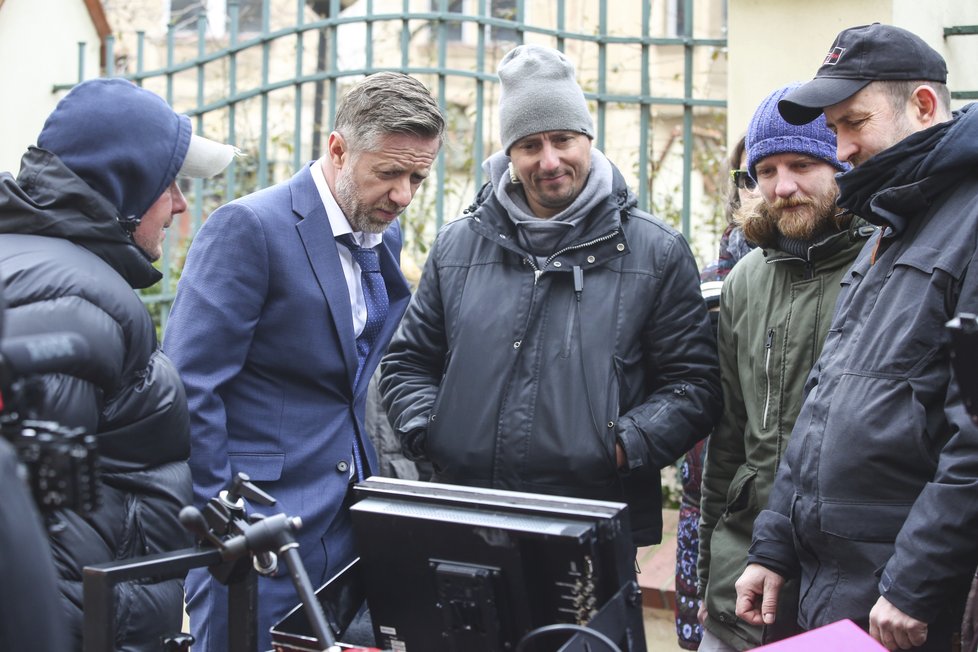 Jiří Langmajer se dívá na natočené záběry během natáčení filmu Po čem muži touží