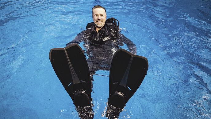 „Potápěčské“ snímky Jiřího Langmajera vznikly během natáčení pro koncert Světlušky, kde se herec v podolském bazénu potápěl s nevidomým Petrem Veselým